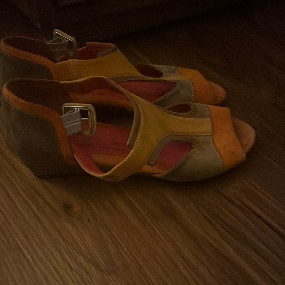 Brown, peach, and orange heel! Small heel! In good condition!